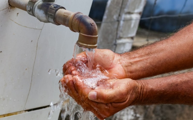 tecnologia-baseada-em-fibras-sinteticas-recicladas-permite-produzir-agua-potavel-a-partir-da-umidade-do-ar