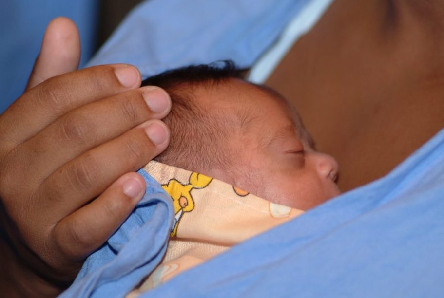 laser-alivia-dores-da-amamentacao-e-evita-desmame-precoce-de-bebes,-aponta-estudo-da-usp
