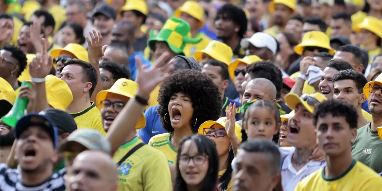 torcedores-se-reunem-no-centro-de-sp-para-assistir-ao-jogo-do-brasil