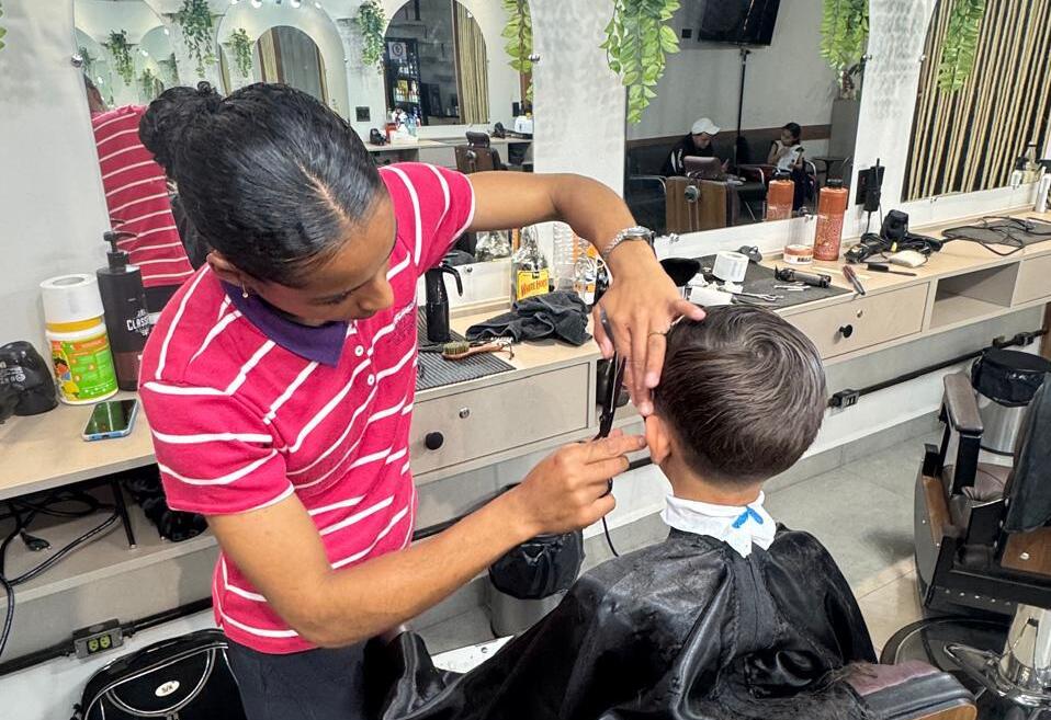 ‘atendo-mulher-como-cabeleireira-e-faco-barba-do-marido-tambem’,-conta-moradora-de-ibiuna-que-se-qualificou-no-caminho-da-capacitacao