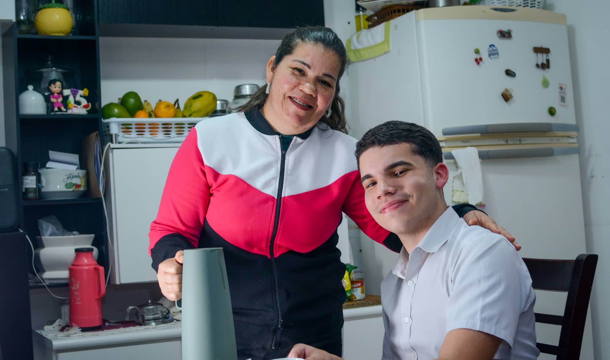 com-estagio,-estudantes-da-rede-estadual-de-sp-ajudam-maes-com-as-contas-de-casa 