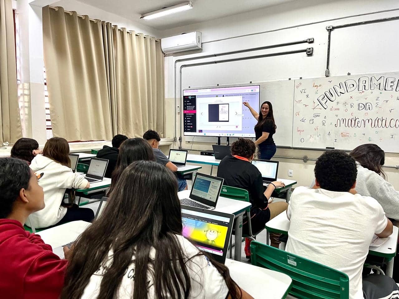 sp-vai-equipar-2.800-escolas-estaduais-com-kits-tecnologicos-para-modernizar-aulas