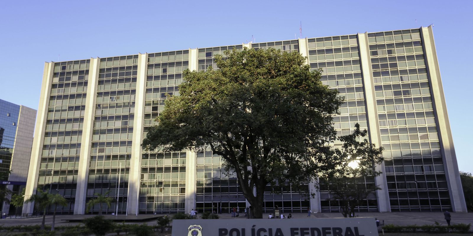 policia-federal-faz-operacao-para-conter-lavagem-de-dinheiro-do-pcc