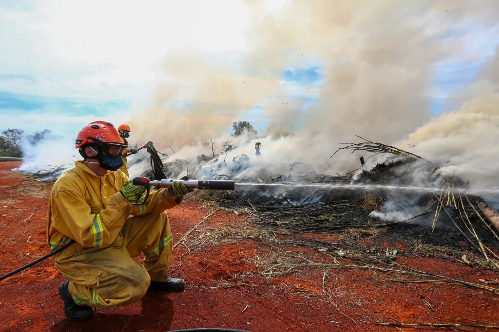 defesa-civil-emite-alerta-de-emergencia-para-incendios-no-interior-de-sp-durante-o-feriado