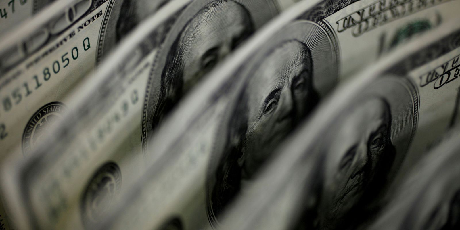 dolar-sobe-para-r$-5,11,-e-bolsa-fica-estavel,-apesar-de-tensao-global