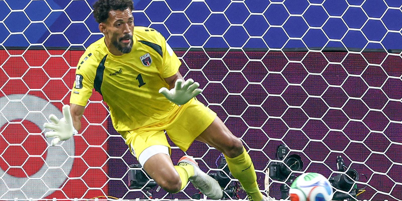vozinha,-goleiro-de-cabo-verde-na-copa,-acerta-com-colo-colo-do-chile