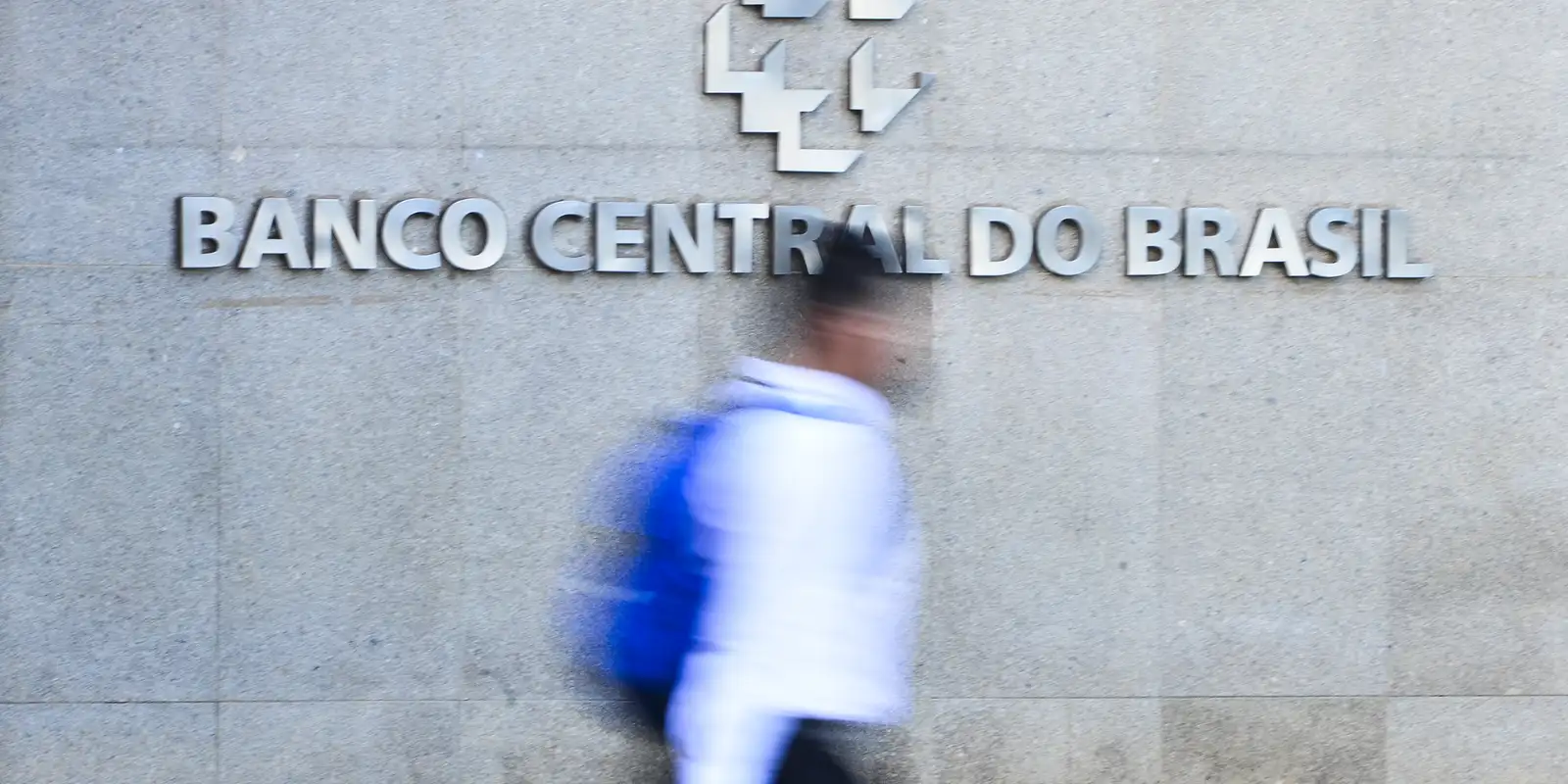 juros-das-familias-seguem-elevados-e-chegam-a-64%-ao-ano,-diz-bc