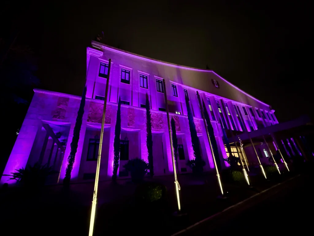 palacio-dos-bandeirantes-se-ilumina-de-lilas-e-marca-inicio-do-mes-de-combate-a-violencia-contra-a-mulher