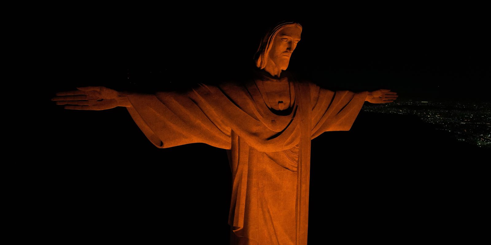 cristo-redentor-iluminado-na-cor-laranja-alerta-contra-o-feminicidio