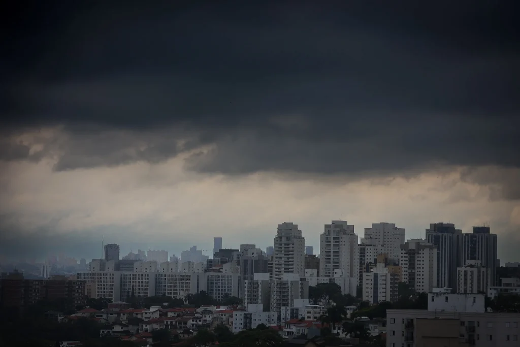 previsao-do-tempo-para-domingo-(09),-em-sp:-pancadas-de-chuva-moderadas-a-fortes