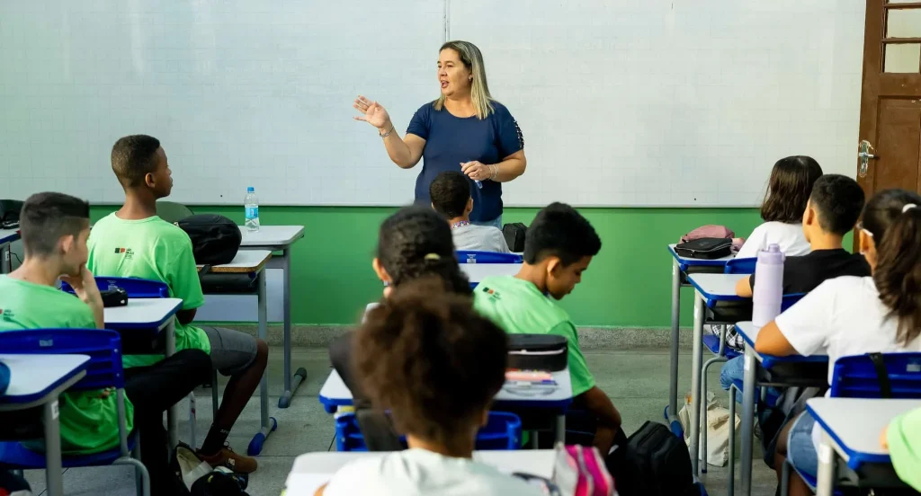 162-mil-candidatos-fazem-neste-domingo-(16)-provas-do-processo-seletivo-simplificado-para-professores-do-ensino-fundamental-e-medio