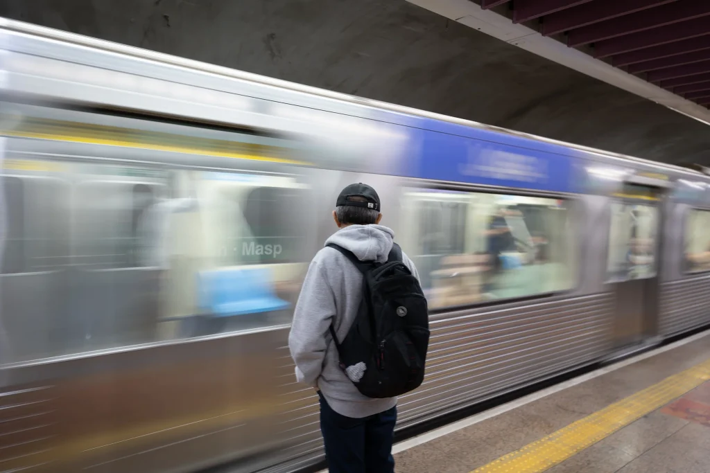 agosto-lilas:-metro-de-sao-paulo-mantem-espacos-para-orientar-e-acolher-mulheres-vitimas-de-violencia