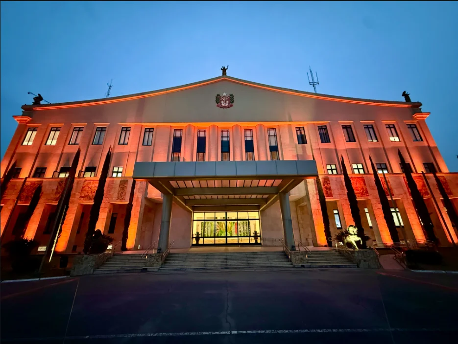 palacio-dos-bandeirantes-recebe-iluminacao-especial-em-campanha-do-agosto-laranja
