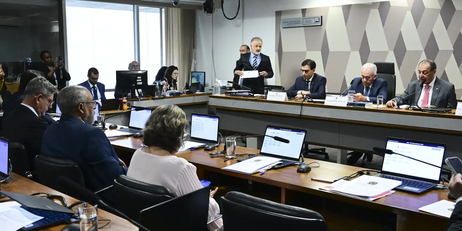 ccj-do-senado-aprova-pec-que-acaba-com-jornada-6×1