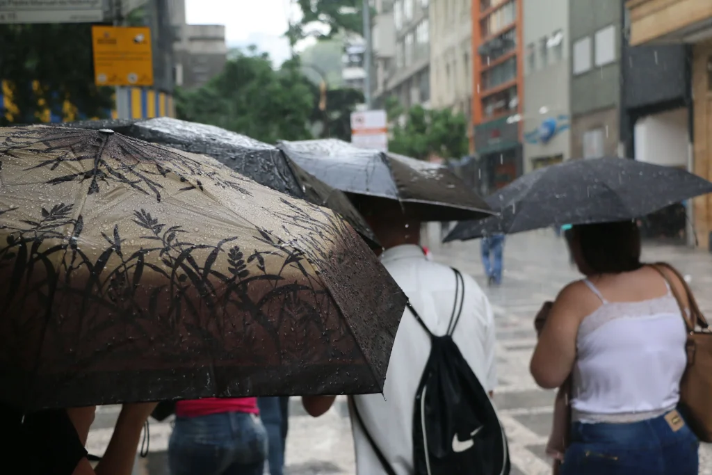 defesa-civil-alerta-para-chuva-forte-entre-quarta-(9)-e-quinta-feira-(10)-em-diferentes-regioes-do-estado