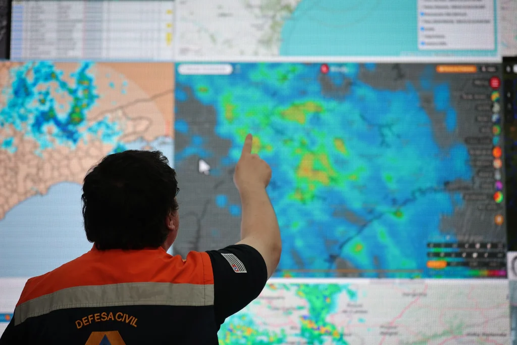 defesa-civil-de-sp-envia-15-alertas-cell-broadcast-e-registra-rajadas-de-vento-de-ate-92,6-km/h-na-madrugada-deste-sabado-(12)