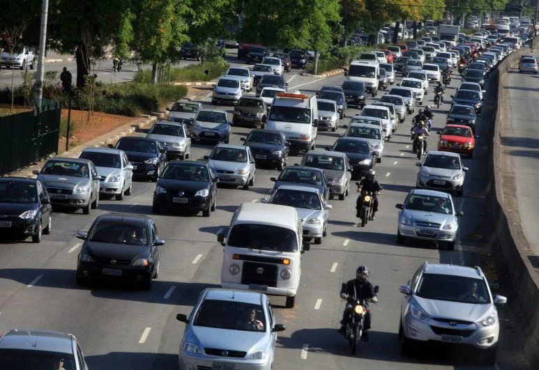 motoristas-devem-redobrar-cuidados-ao-dirigir-na-chuva;-confira-dicas