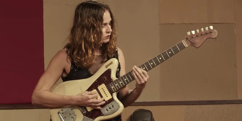 gabi-terra-e-destaque-do-reality-duelo-de-guitarras-na-tv-brasil