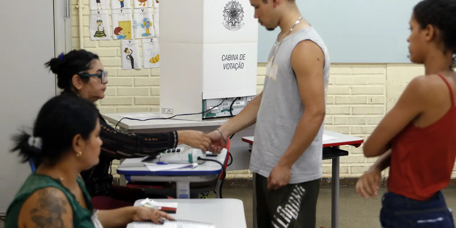 caminhos-da-reportagem: importancia-do-voto-para-jovens-e-idosos