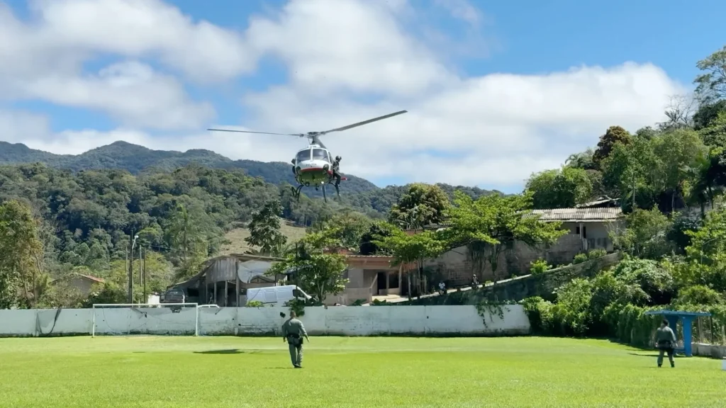governo-de-sp-utiliza-helicopteros-para-levar-tratamento-de-esgoto-a-familias-do-quilombo-bombas,-no-vale-do-ribeira