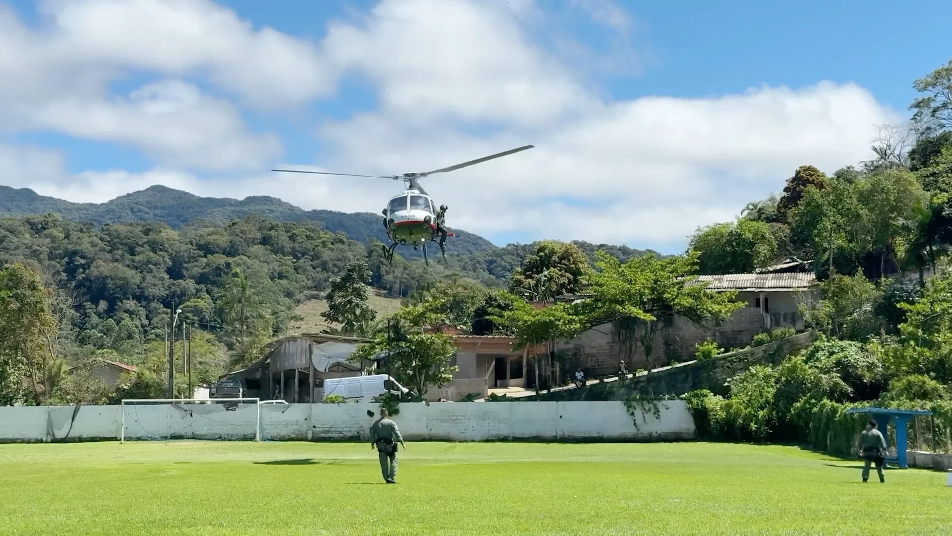 governo-de-sp-utiliza-helicopteros-para-levar-tratamento-de-esgoto-a-familias-do-quilombo-bombas,-no-vale-do-ribeira