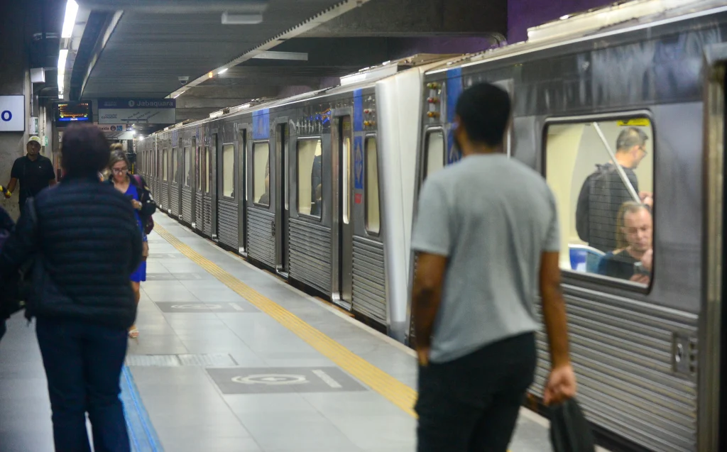 abre-e-fecha-de-12-de-outubro:-confira-o-funcionamento-dos-servicos-de-sp