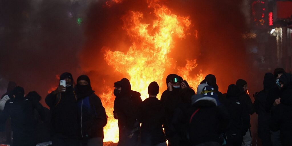 tensoes-voltam-a-crescer;-franca-contabiliza-custos-de-protestos