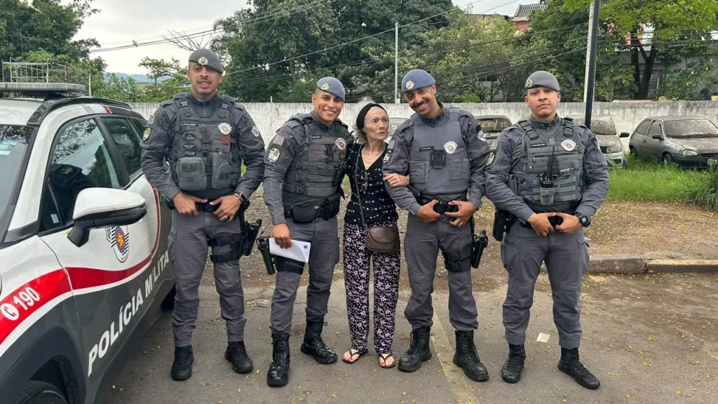 ‘se-nao-fossem-eles,-eu-nao-estaria-aqui’,-agradece-mulher-salva-por-policiais-em-incendio-na-zona-norte-de-sp
