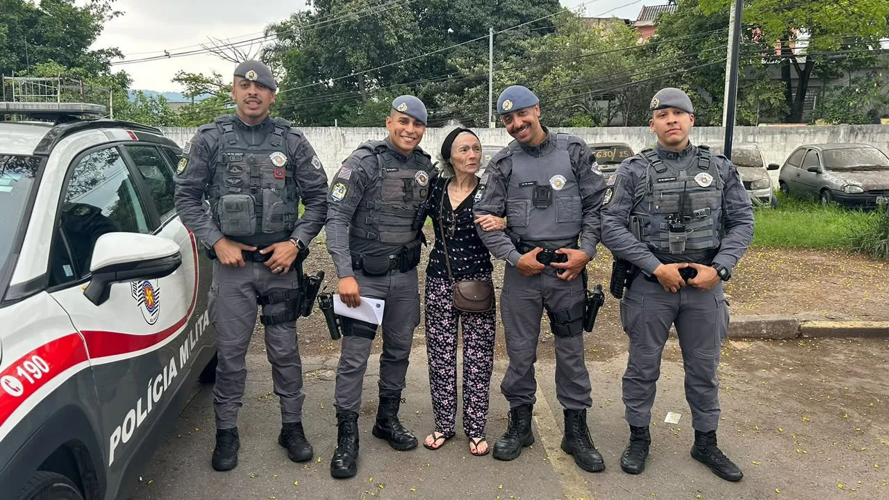 ‘se-nao-fossem-eles,-eu-nao-estaria-aqui’,-agradece-mulher-salva-por-policiais-em-incendio-na-zona-norte-de-sp