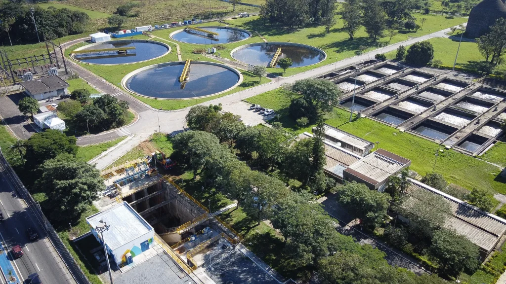 com-investimento-de-r$-1,5-mi,-aruja-recebe-obras-de-redes-de-agua-e-esgoto