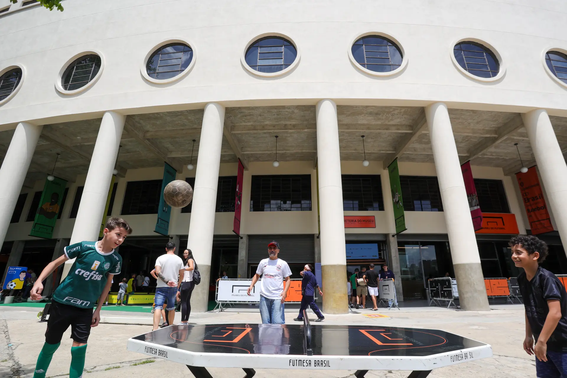ultima-chance-para-conferir-‘amarelinha’:-exposicao-do-museu-do-futebol-termina-em-1o-de-novembro