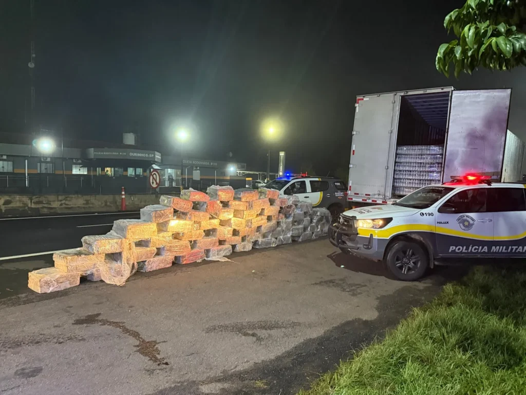 policia-rodoviaria-apreende-1,8-tonelada-de-maconha-escondida-em-caminhao-na-regiao-de-marilia