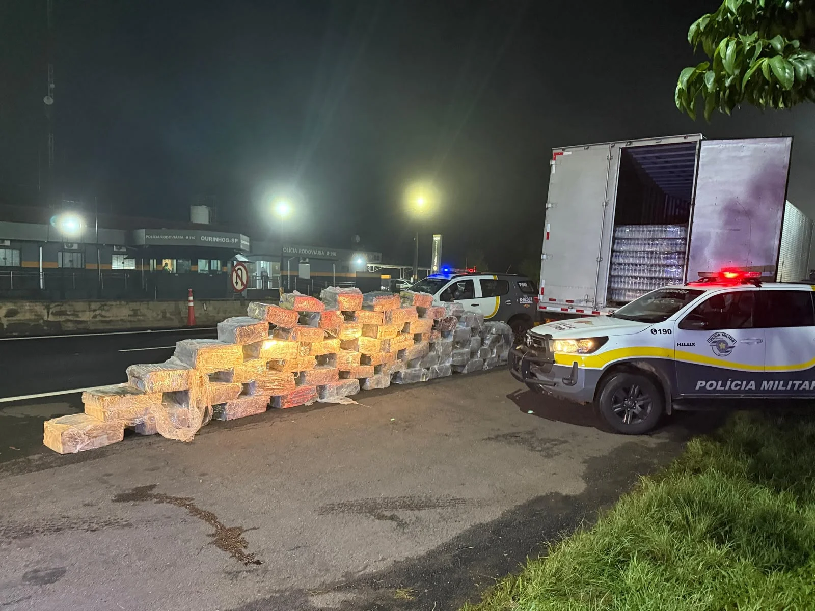 policia-rodoviaria-apreende-1,8-tonelada-de-maconha-escondida-em-caminhao-na-regiao-de-marilia