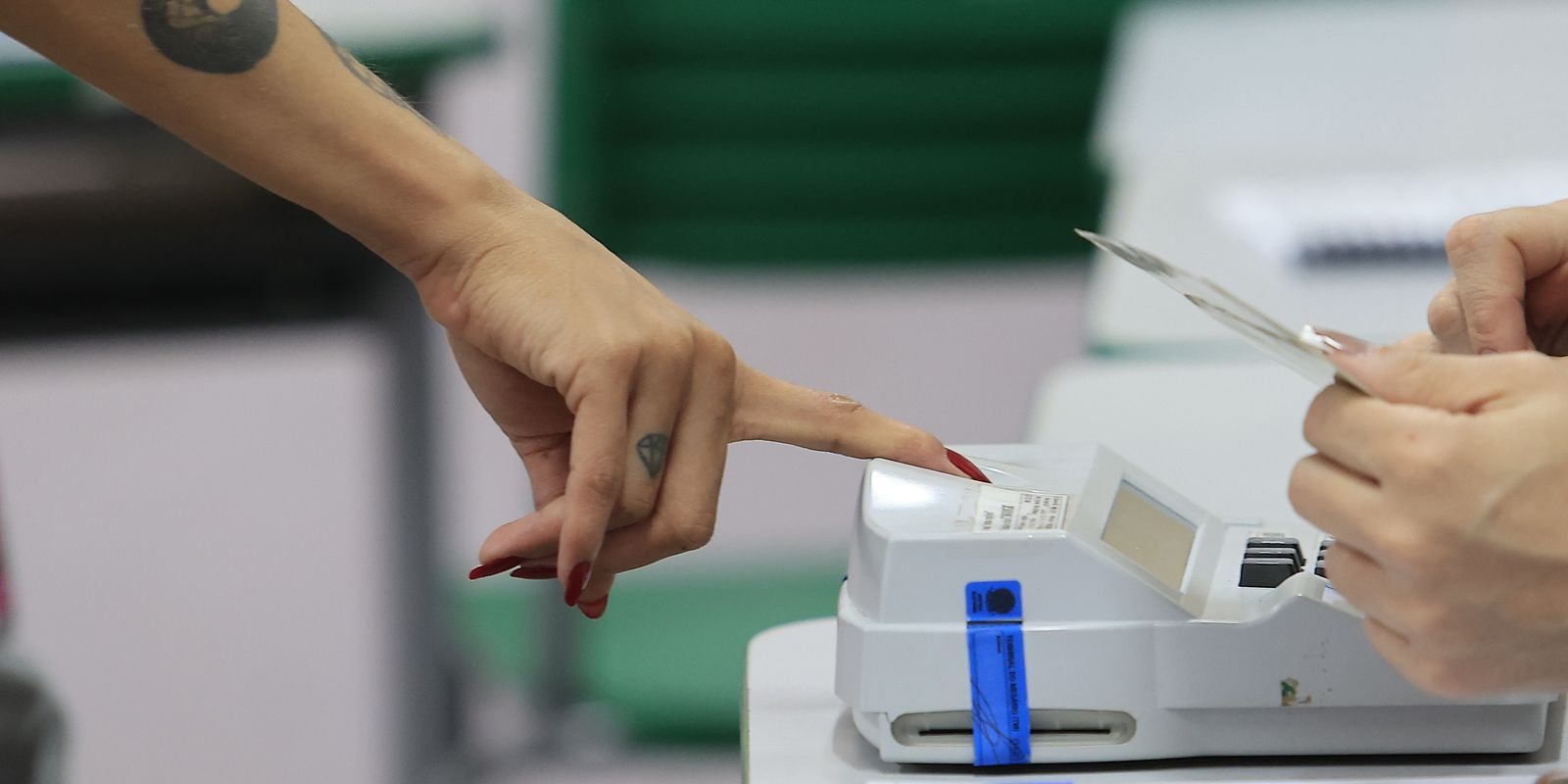 eleitores-vao-cedo-aos-locais-de-votacao-no-rio,-mesmo-com-chuva