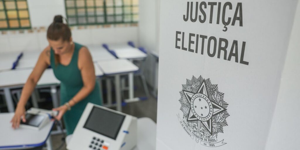tse-informa-que-900-urnas-foram-substituidas-ate-o-meio-dia