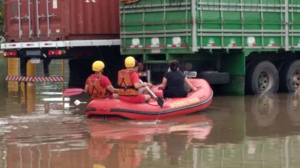 operacao-el-nino:-bombeiros-e-policia-militar-integram-equipes-de-combate-a-eventos-climaticos-extremos-com-drones-e-helicopteros-para-resgates
