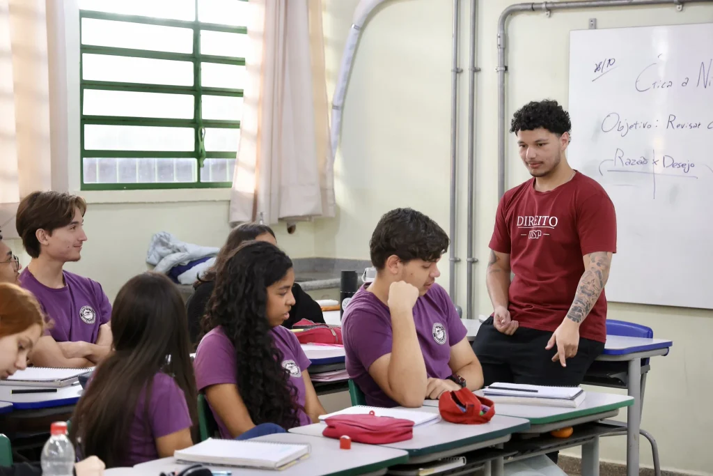aprovados-em-medicina-e-direito-na-usp-voltam-a-escola-estadual-de-ribeirao-preto-para-incentivar-estudantes-as-vesperas-dos-vestibulares