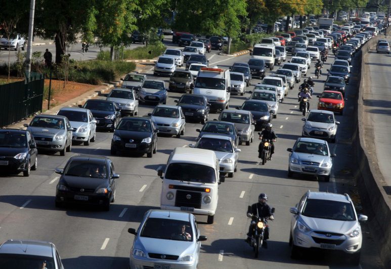 rodovias-concedidas-de-sp-devem-receber-quase-20-mi-de-veiculos-neste-feriado,-indica-artesp